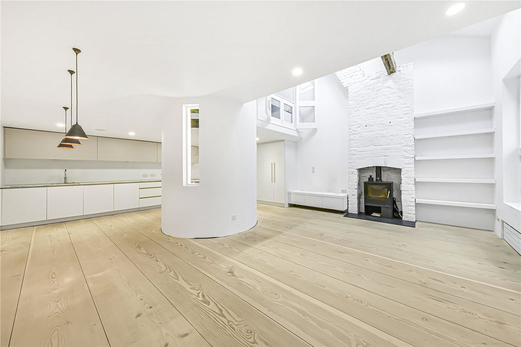 Property photo 1 of 19 Kitchen/Reception