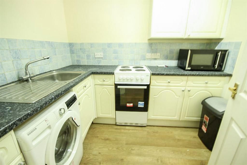 Property photo 3 of 7 Kitchen