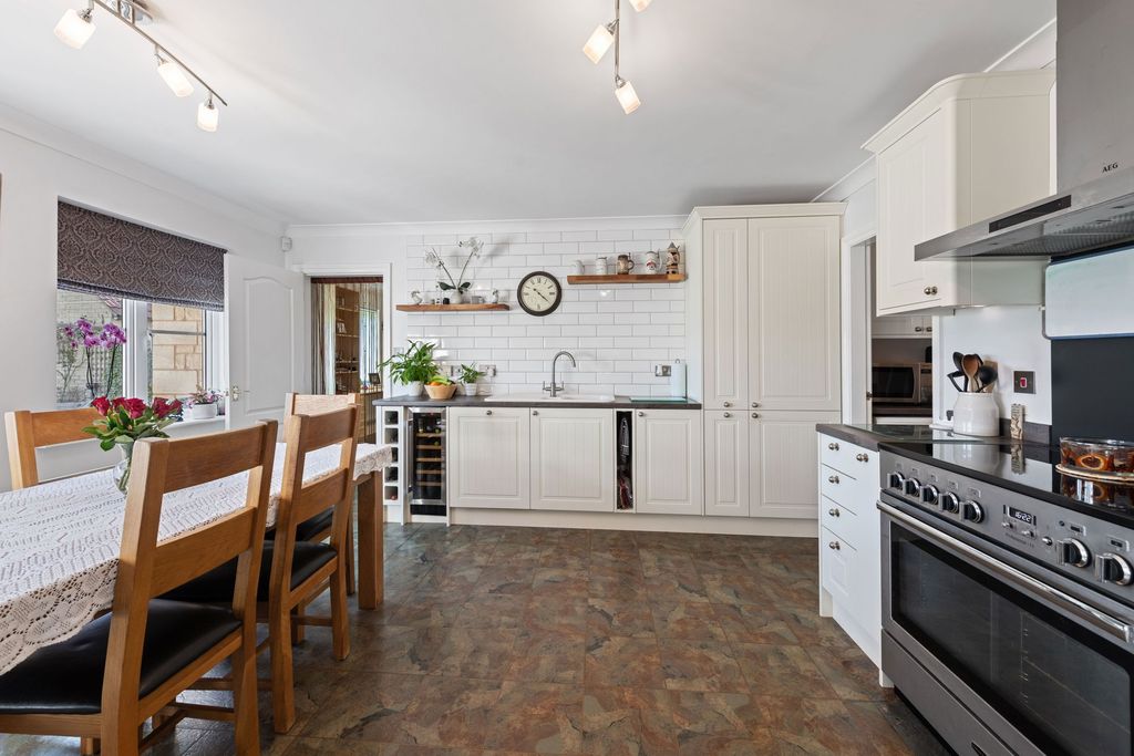 Property photo 3 of 21