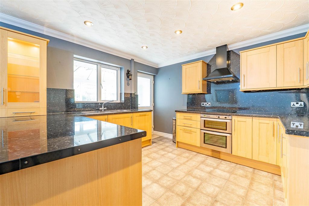 Property photo 3 of 23 Kitchen/Dining Room