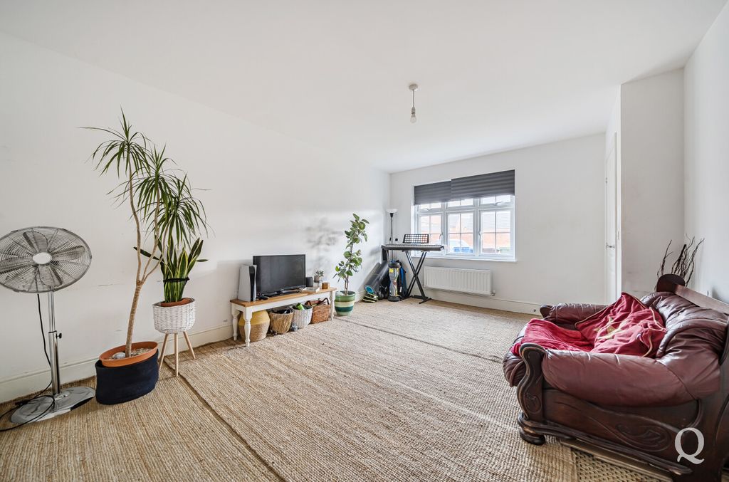 Property photo 2 of 12 F513014c-9A6E-4E3...