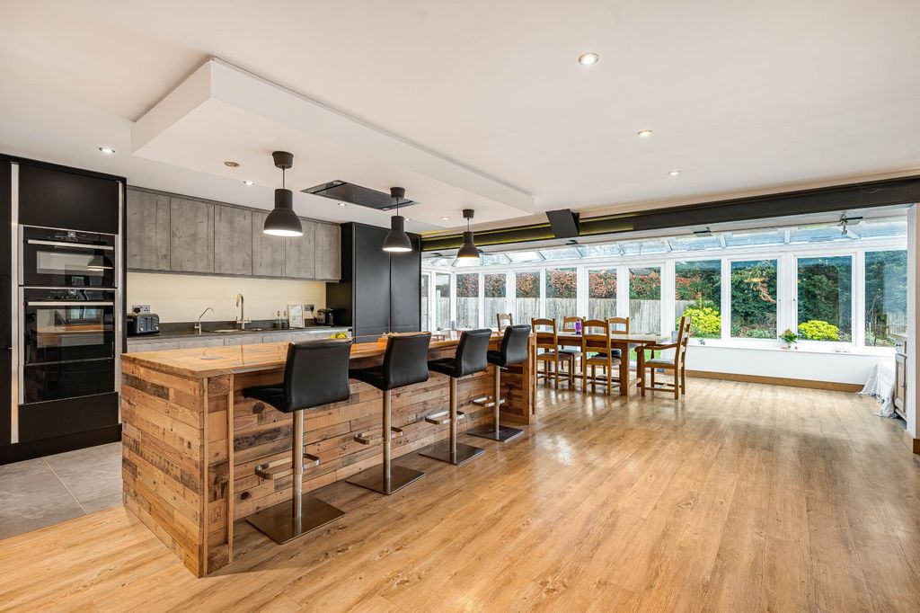 Property photo 2 of 24 Picture No. 11