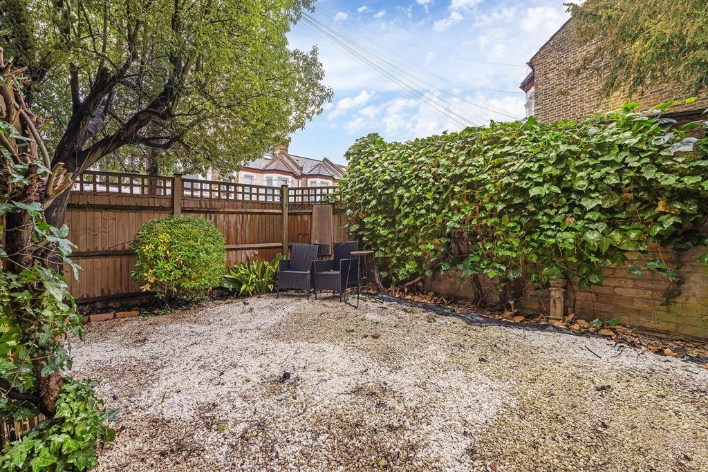 Property photo 3 of 17 Garden (2).Jpg