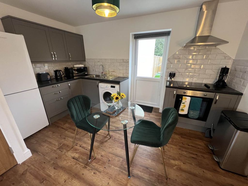 Property photo 3 of 11 Kitchen