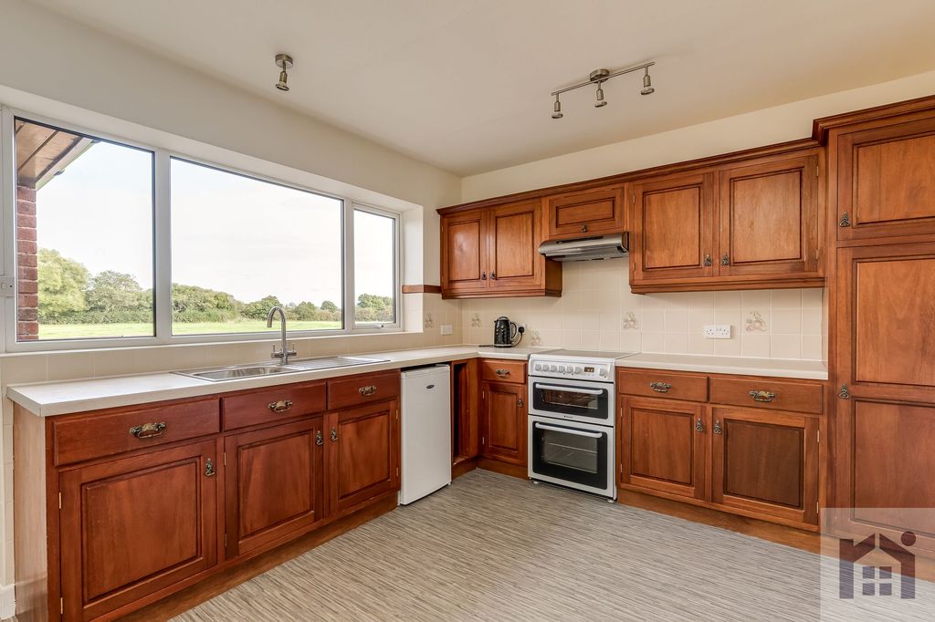 Property photo 3 of 17 Kitchen