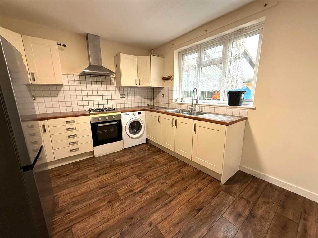 Property photo 3 of 10 Kitchen