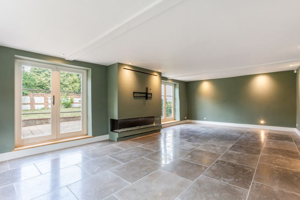 Property photo 2 of 40