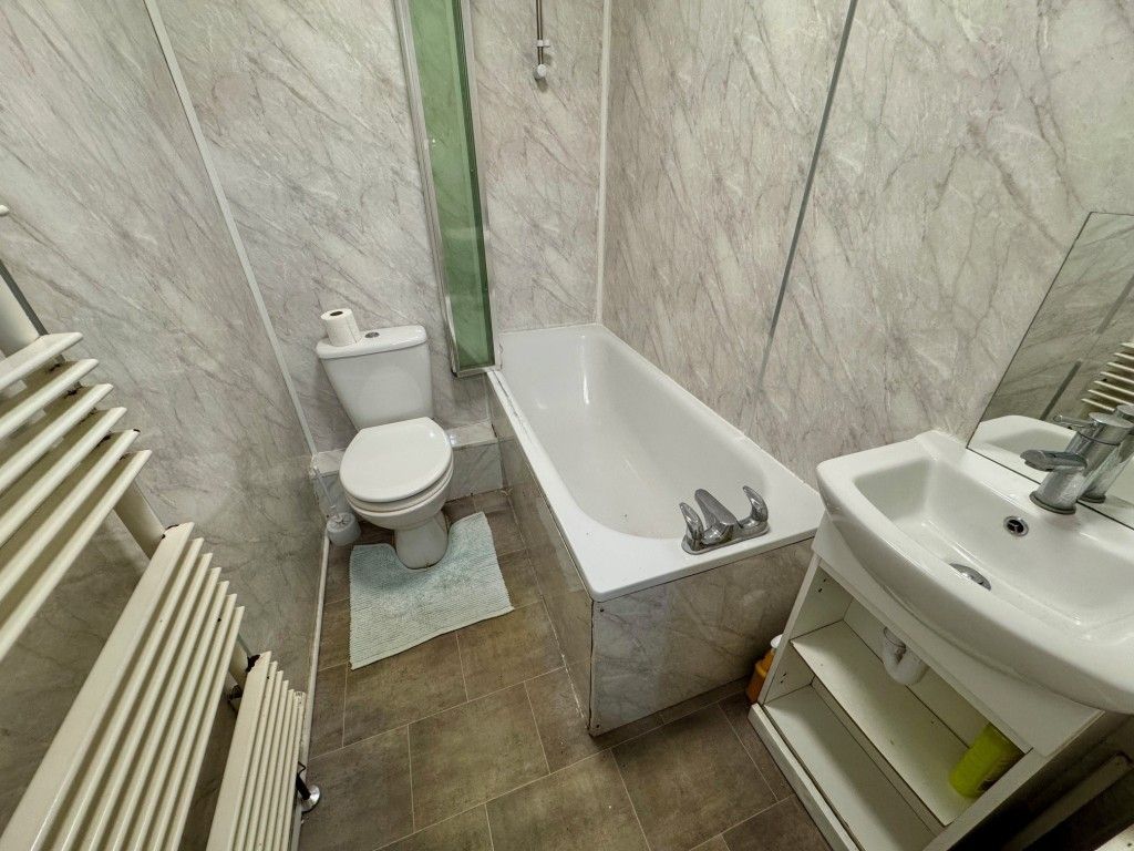 Property photo 3 of 10 Maisonette - Bathroom