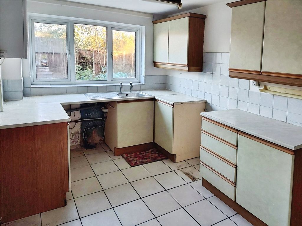 Property photo 3 of 10 Kitchen