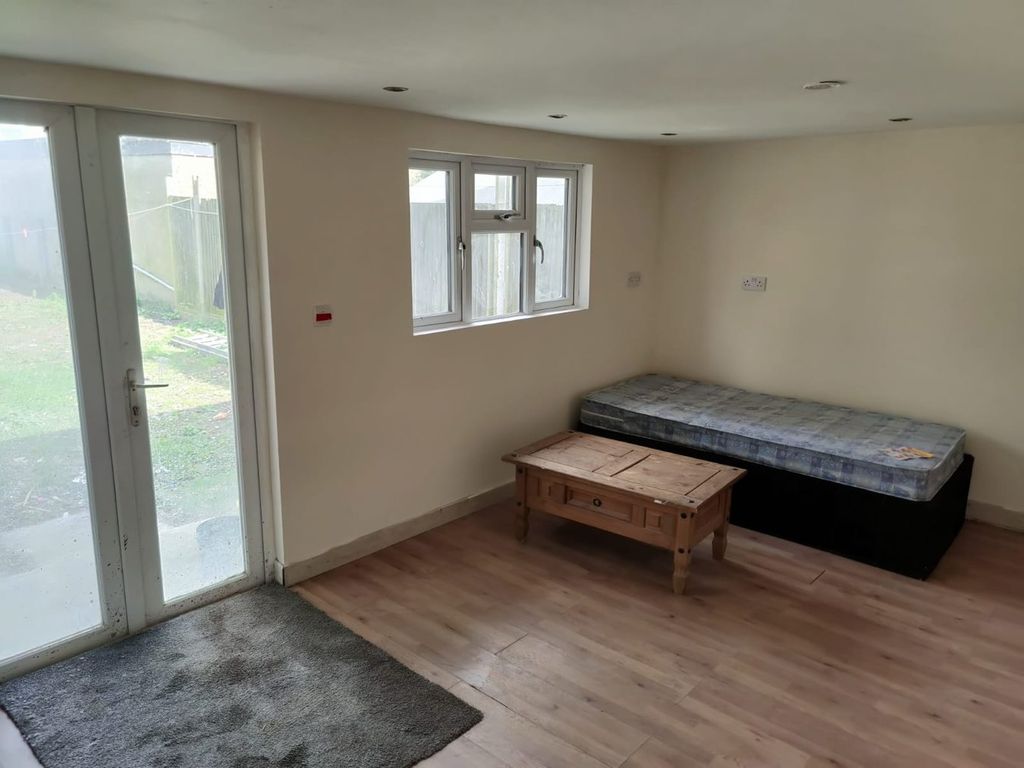 Property photo 2 of 11 Lounge