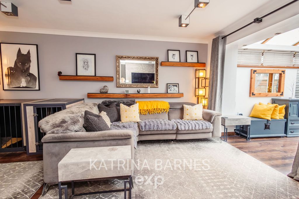 Property photo 3 of 27