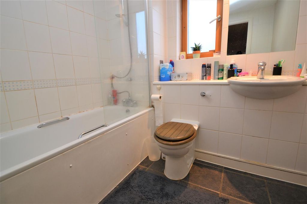 Property photo 3 of 9 Bathroom