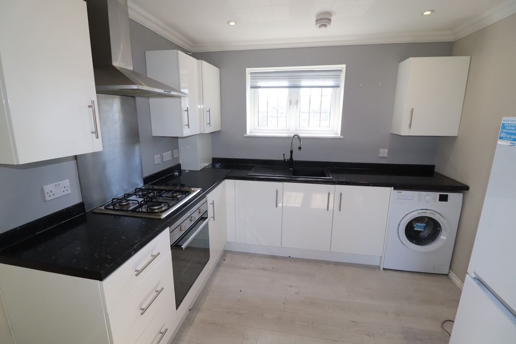 Property photo 2 of 8 Fitted Kitchen