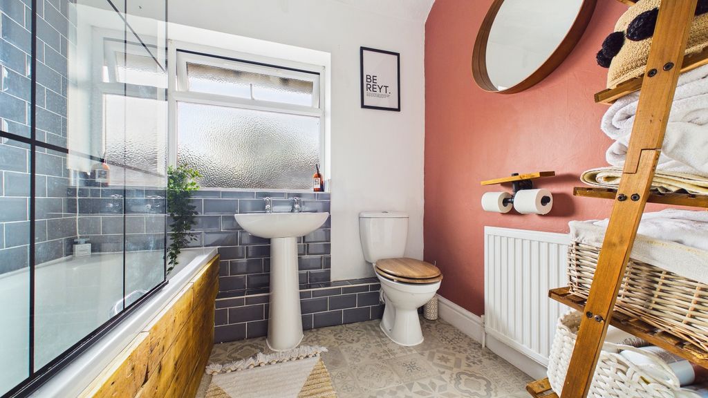 Property photo 3 of 17 Bathroom