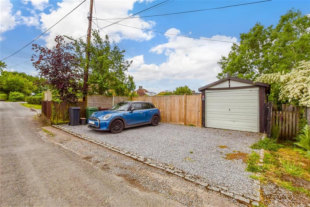 Property photo 1 of 11 Driveway/Parking