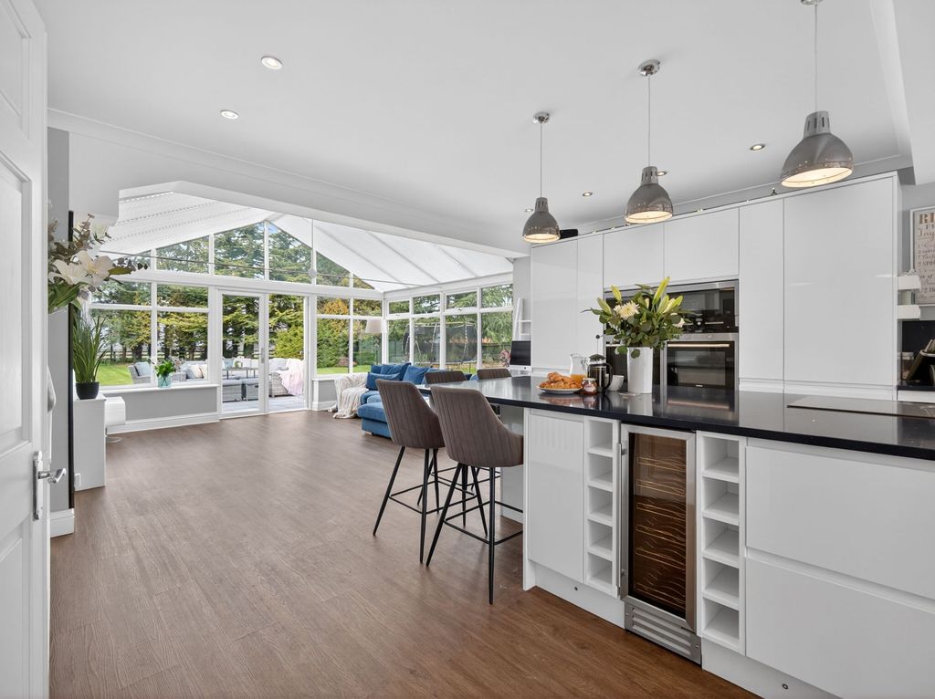 Property photo 3 of 21 Kitchen