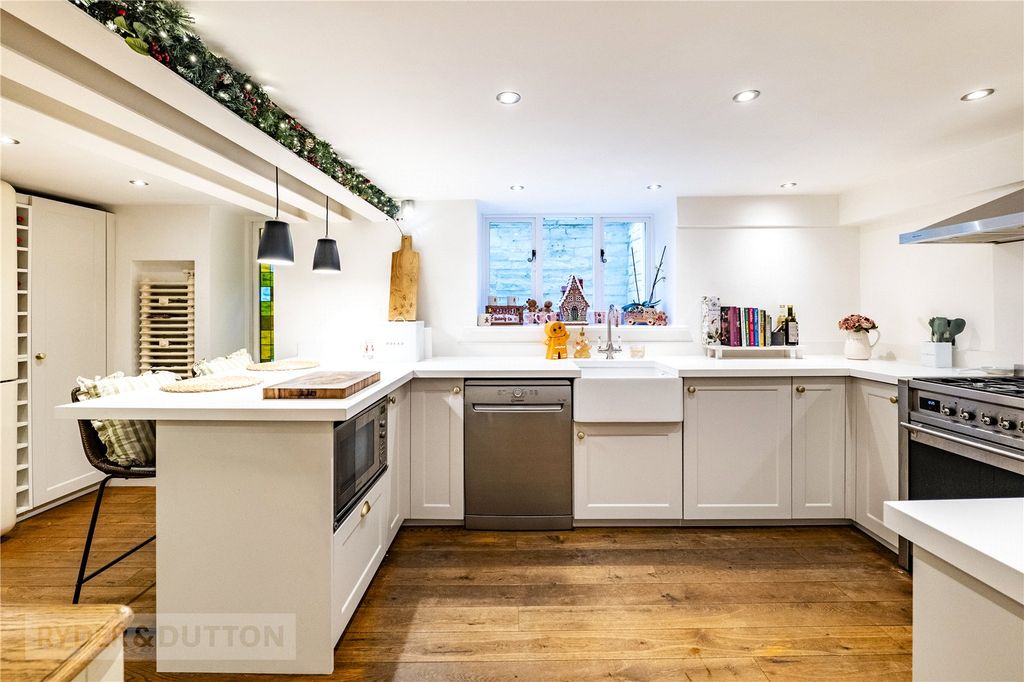 Property photo 2 of 28 Kitchen