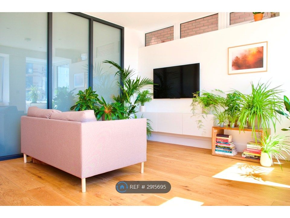 Property photo 1 of 13 Lounge