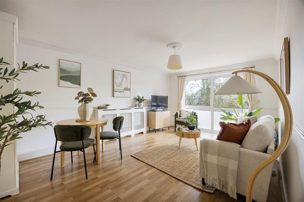 Property photo 2 of 17 Grosvenor Road, E11