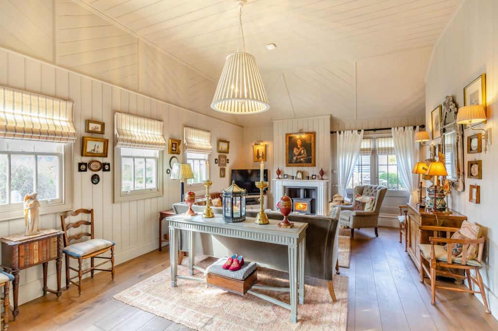 Property photo 3 of 17 Sitting Room