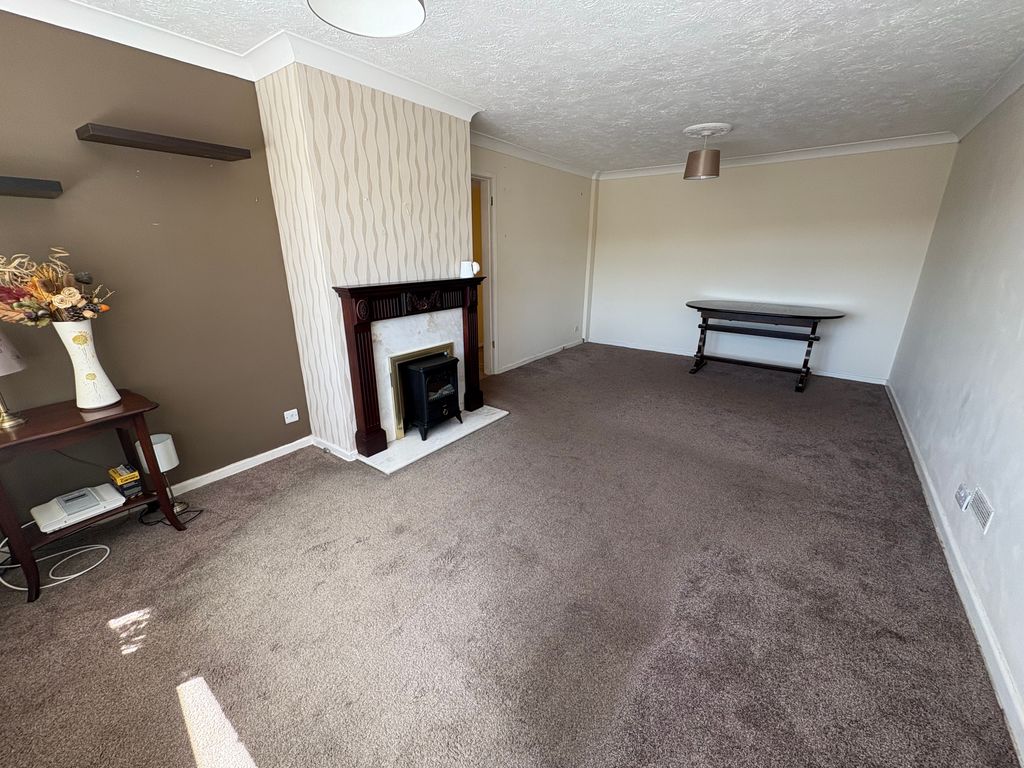 Property photo 3 of 18 Lounge