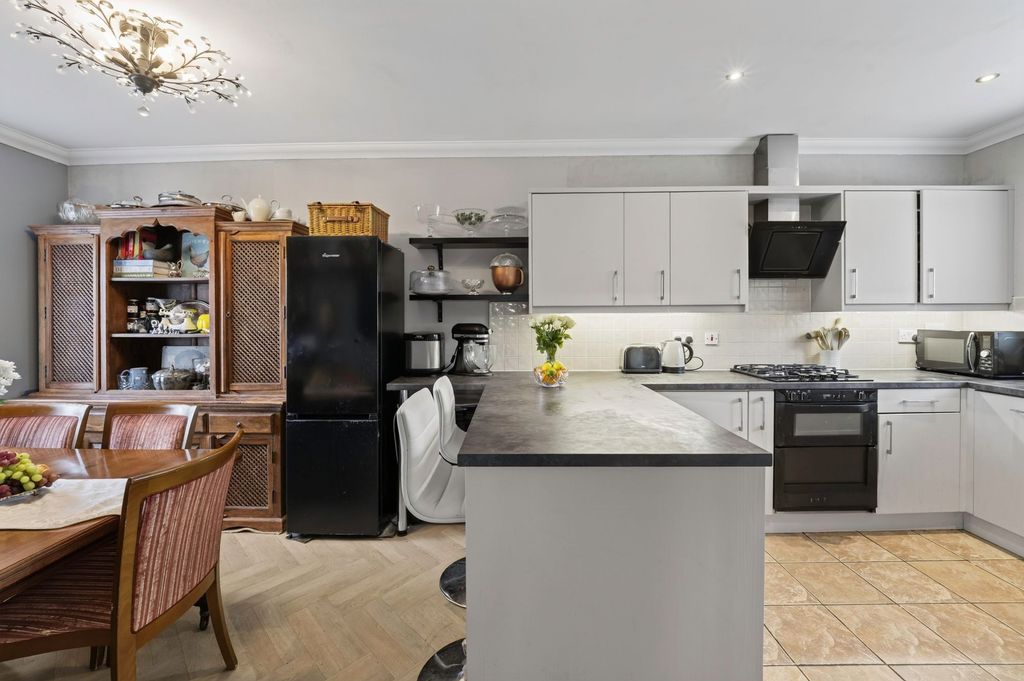 Property photo 2 of 40