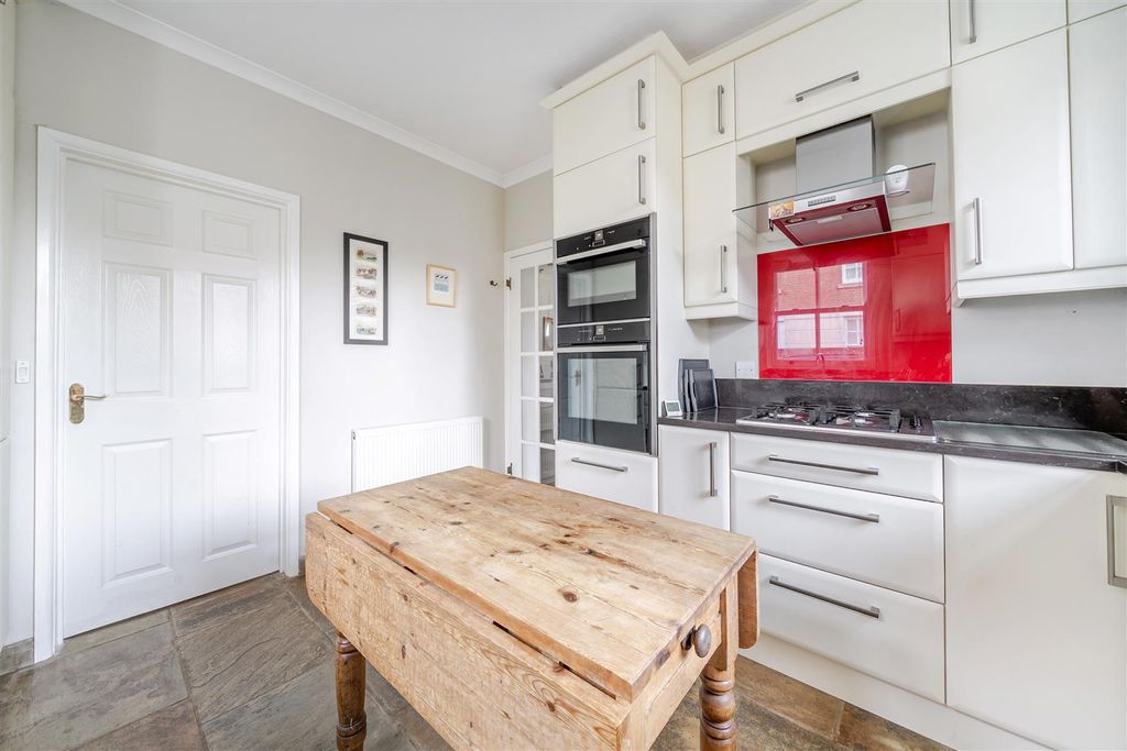 Property photo 3 of 17 Kitchen