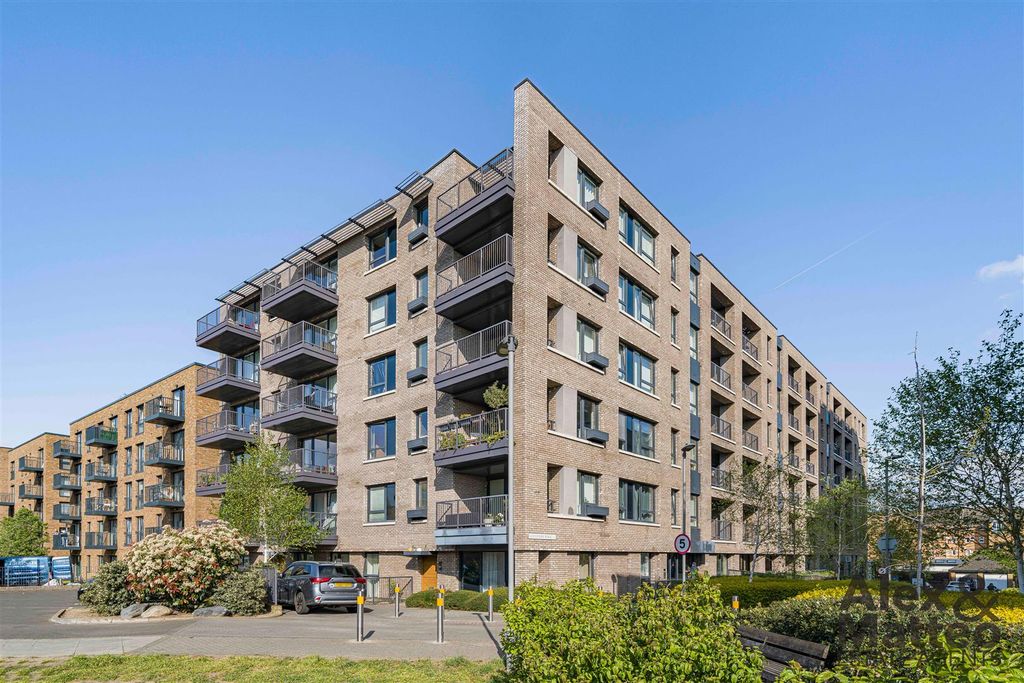 Property photo 2 of 15 Marine Wharf East