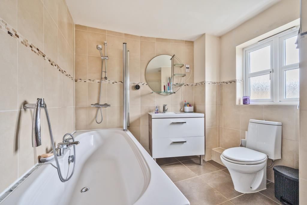 Property photo 3 of 19 Bathroom