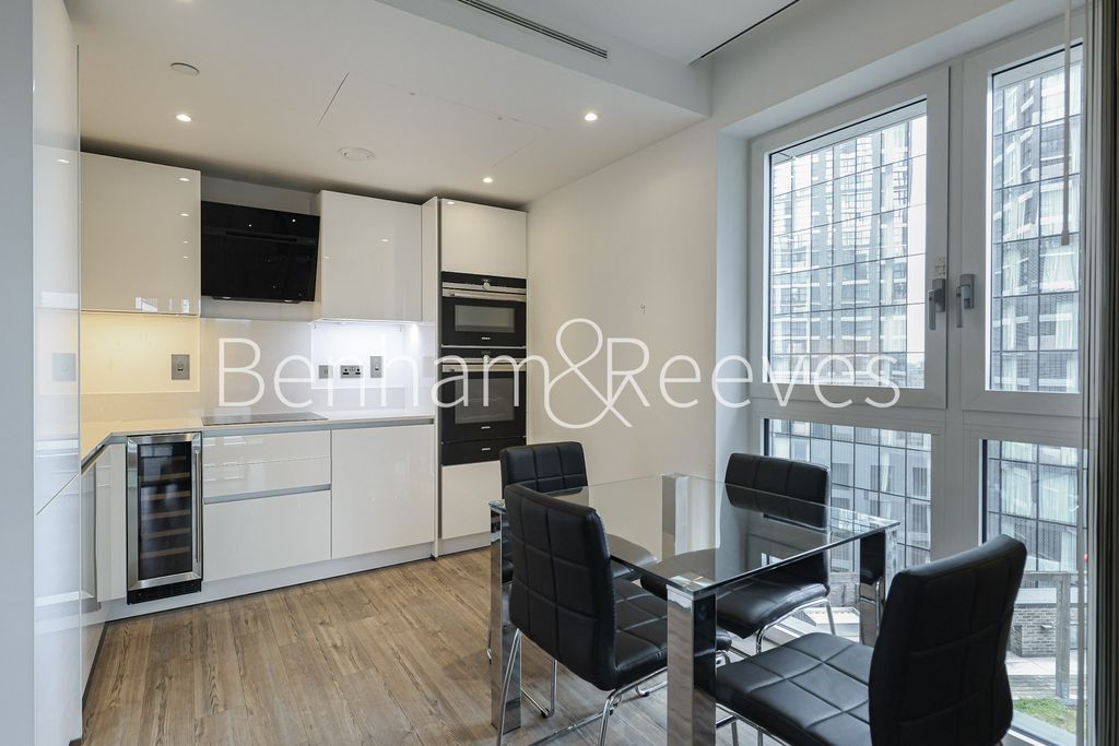 Property photo 3 of 8 Fitted Kitchen