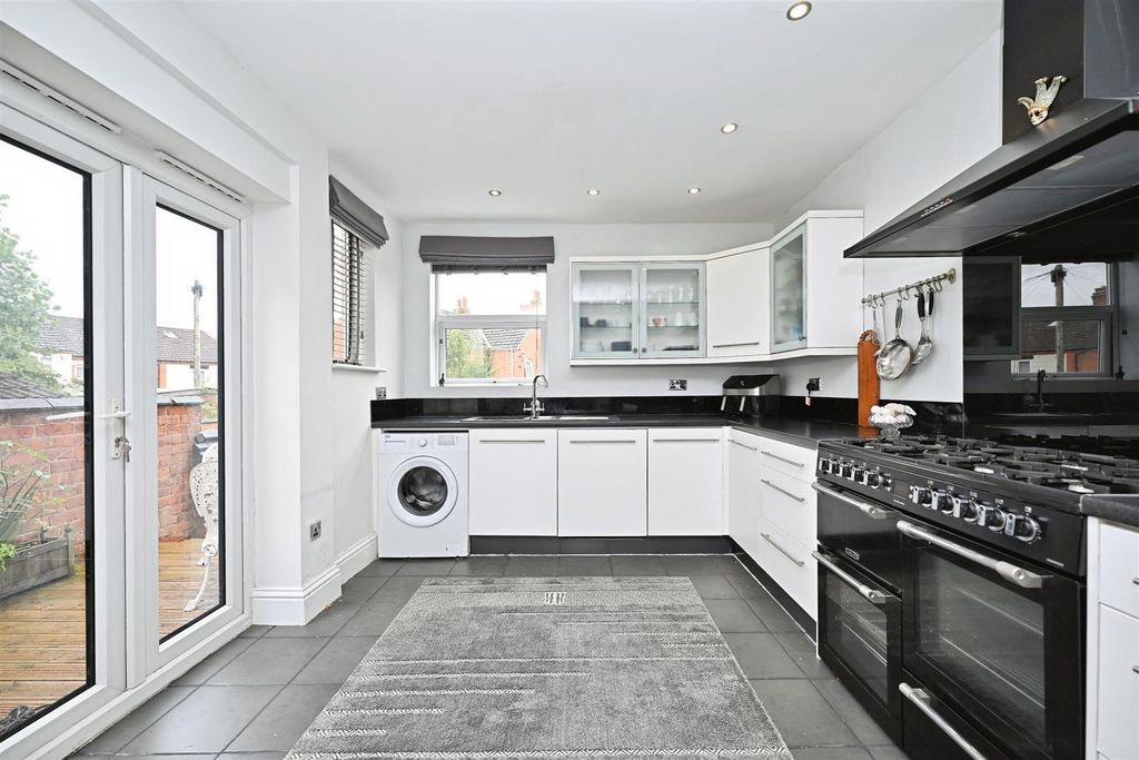 Property photo 3 of 37 Breakfast Kitchen