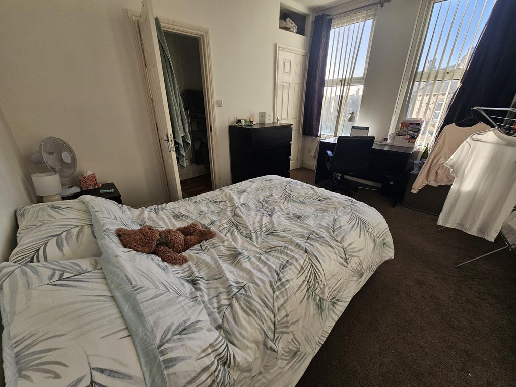 Property photo 2 of 19 Bright, Well-Presented Double Bedroom With A Large...
