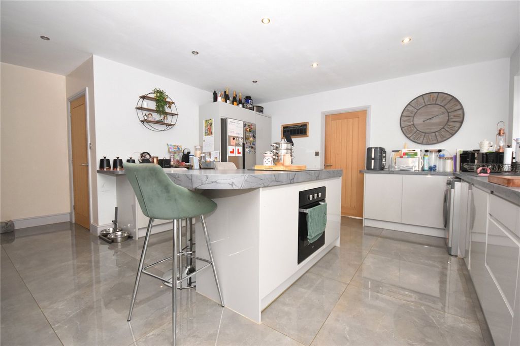 Property photo 2 of 18 Picture No. 31