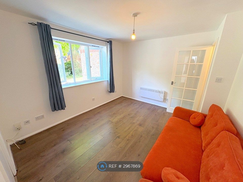Property photo 1 of 7 Living Room