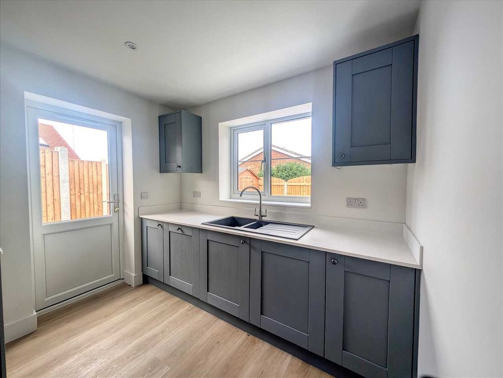 Property photo 3 of 17 Kitchen