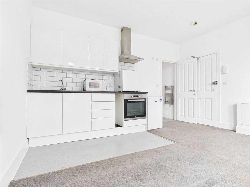 Property photo 1 of 5 Studio Room: Kitchen