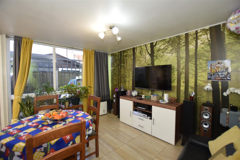 Property photo 2 of 9 Lounge.Jpg