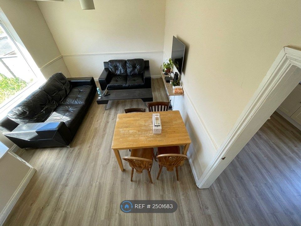 Property photo 1 of 9 Very Large &amp; Comfortable Communal Lounge