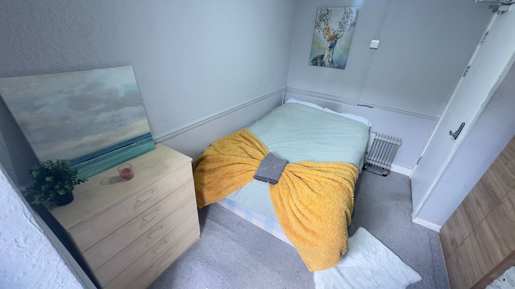 Property photo 3 of 11 Room 2- £680 Available From 15/08/2026