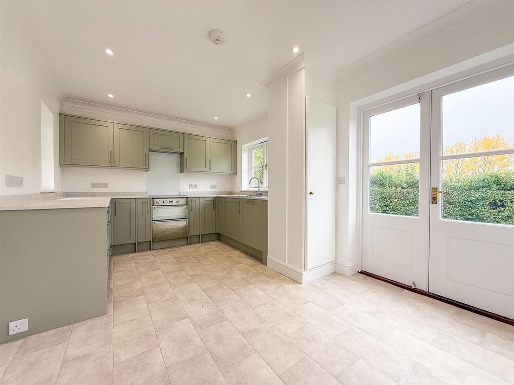 Property photo 2 of 11 Kitchen