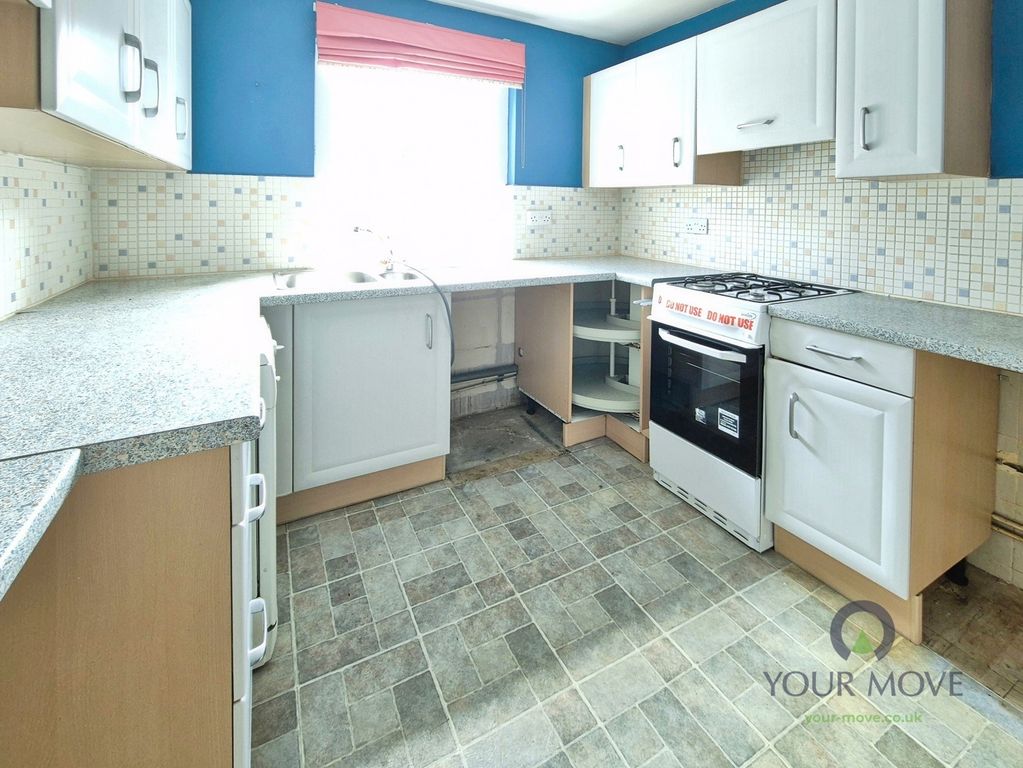 Property photo 3 of 11 Kitchen