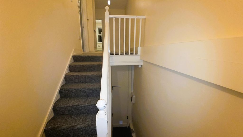 Property photo 2 of 9 Entrance Hall