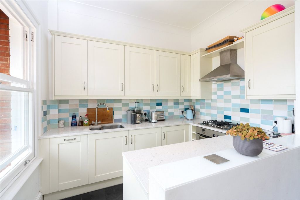 Property photo 3 of 10 Kitchen