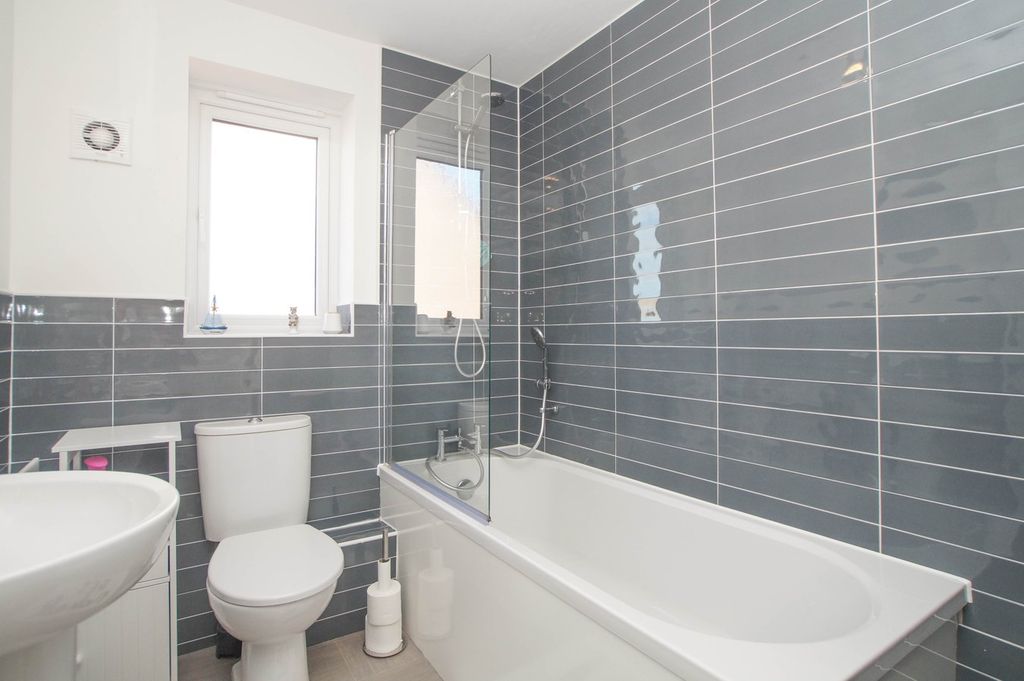 Property photo 3 of 14 Bathroom