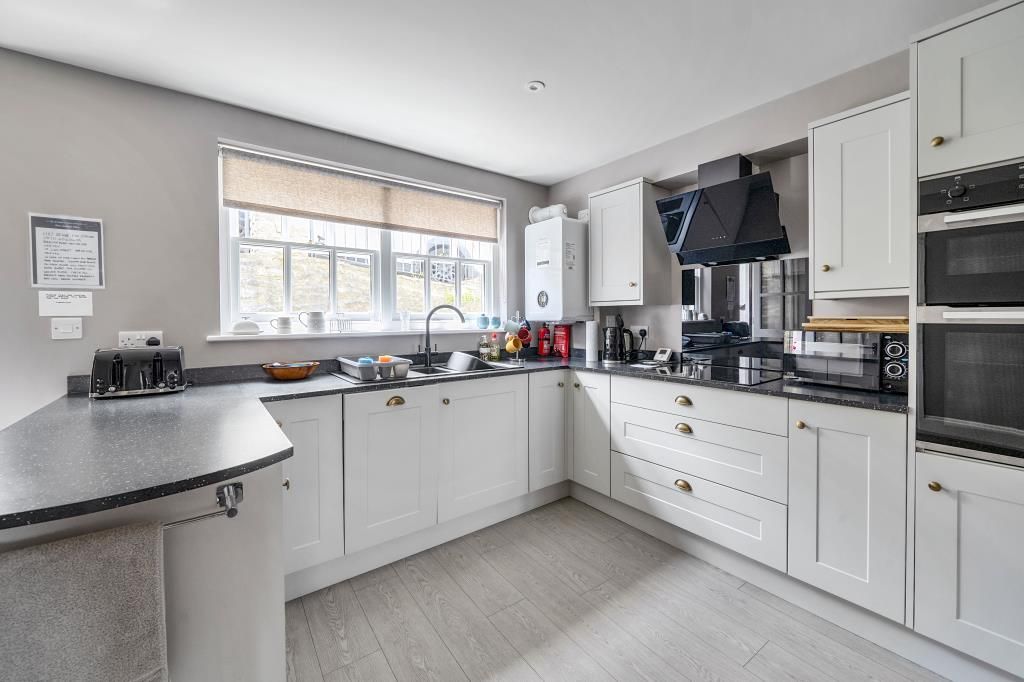 Property photo 3 of 18 Kitchen