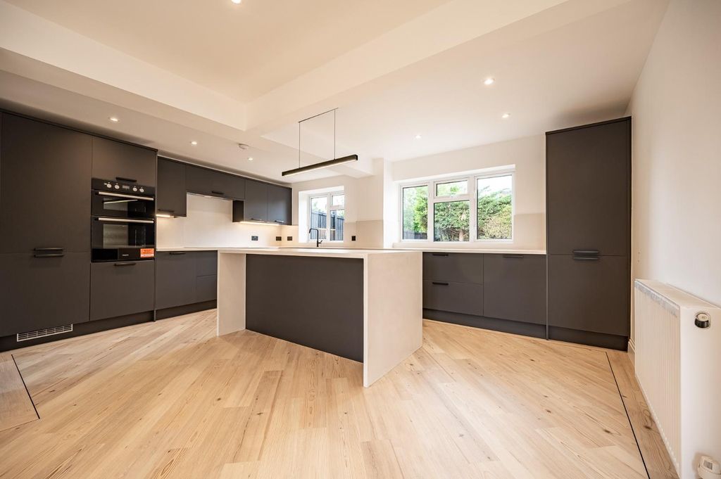 Property photo 3 of 25 Kitchen