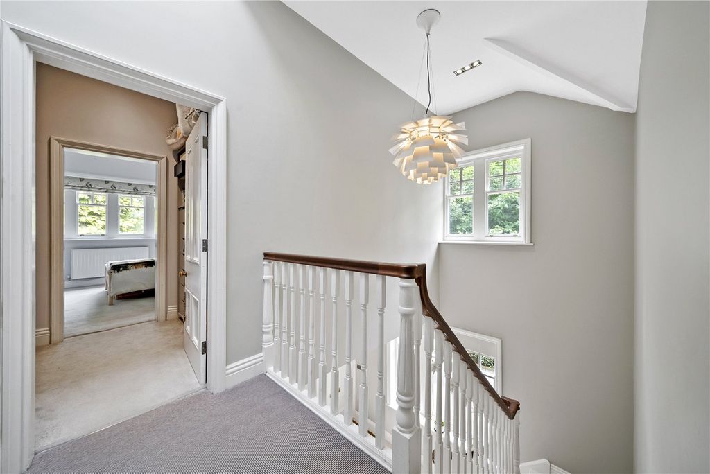 Property photo 3 of 10 Landing
