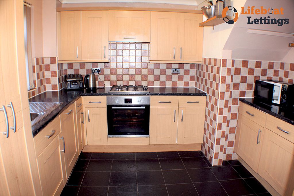 Property photo 2 of 8 Shared Kitchen