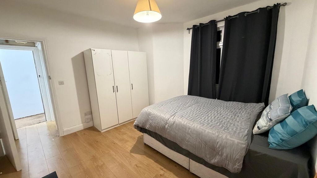 Property photo 2 of 5 Bedroom