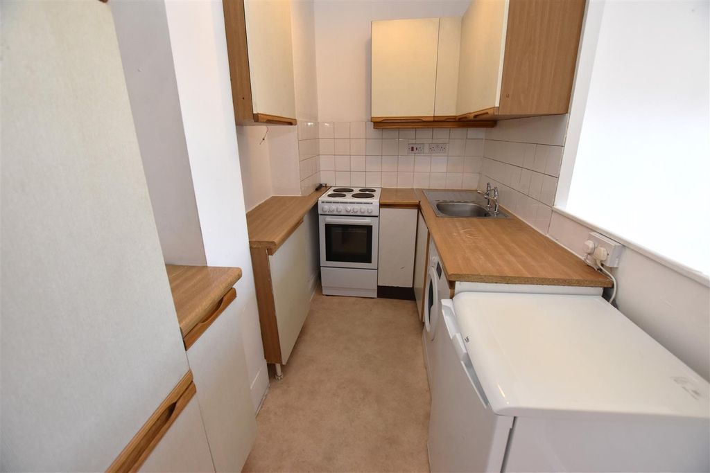 Property photo 3 of 11 Kitchen